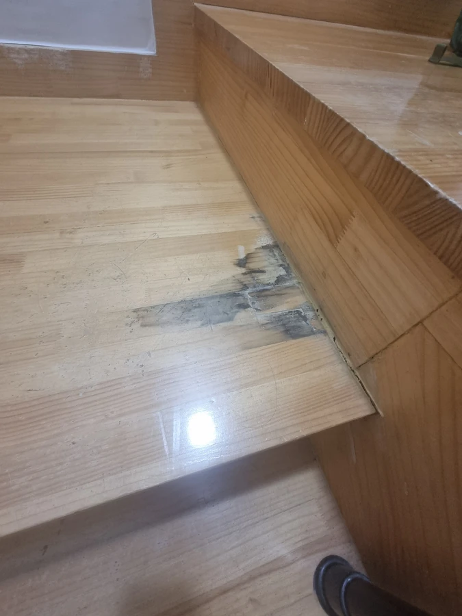 나무계단삐걱거림수리 연결부 보강 작업